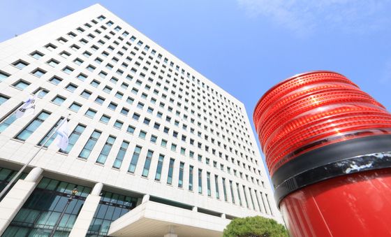 빨간불 켜진 검찰청, 특검 반발