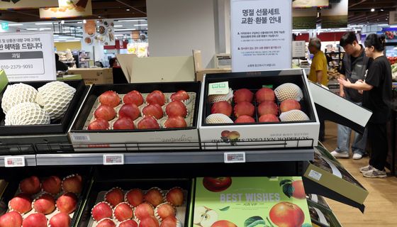 시민들, 추석 선물세트 고르며 명절 준비