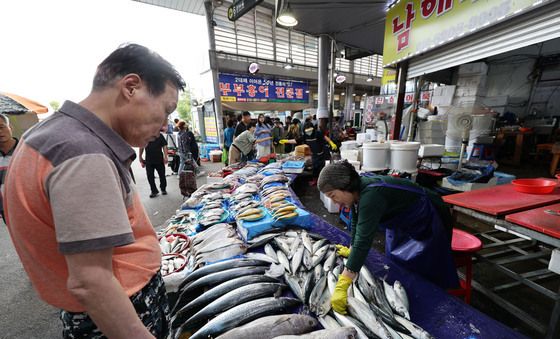 추석 성수품 사는 시민들