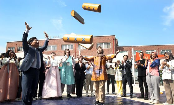 '총장님과 함께' 신나는 윷놀이