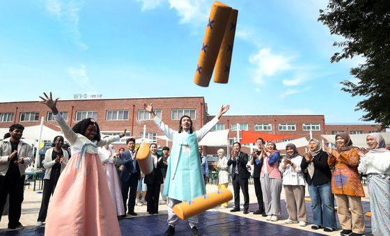 파란 가을하늘, 신나는 윷놀이