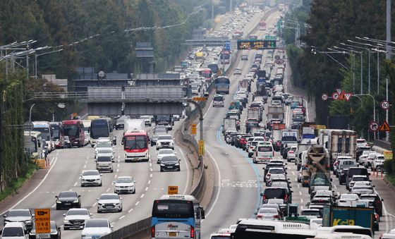 거북이 운행하는 귀성차량들