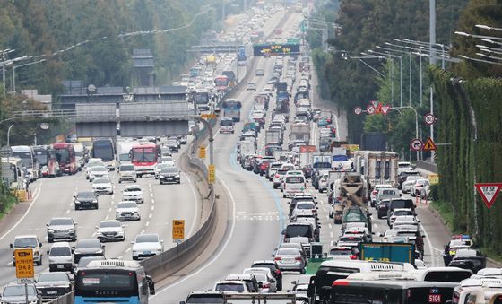 고속도로 '귀성 차량으로 거복이 운행'