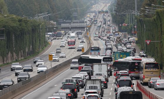 귀성 차량으로 주차장 된 고속도로