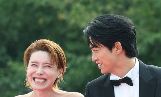 장도연, 옥택연 팔짱끼고 행복 미소 팡팡