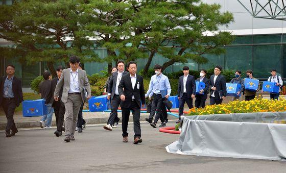 압수물품 들고 국정자원 나서는 경찰