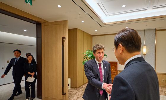 샘 올트먼 오픈AI 대표와 악수하는 이재명 대통령