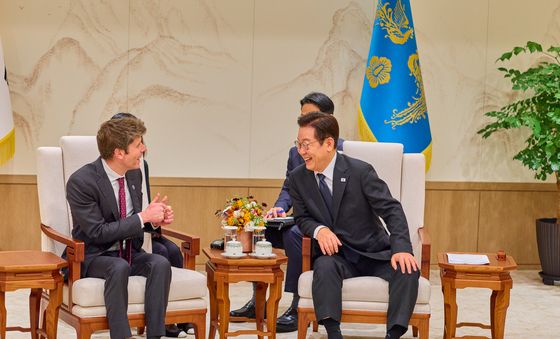 샘 올트먼 오픈AI 대표와 대화하는 이재명 대통령