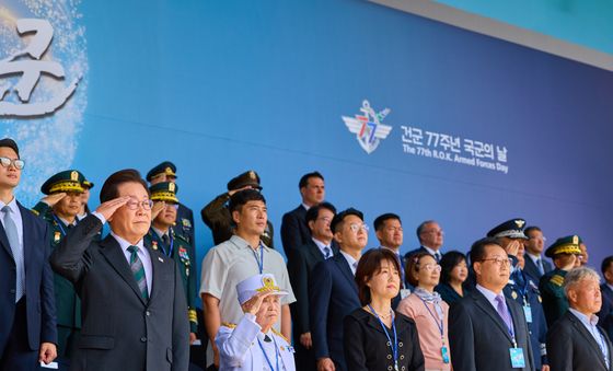 경례하는 이재명 대통령