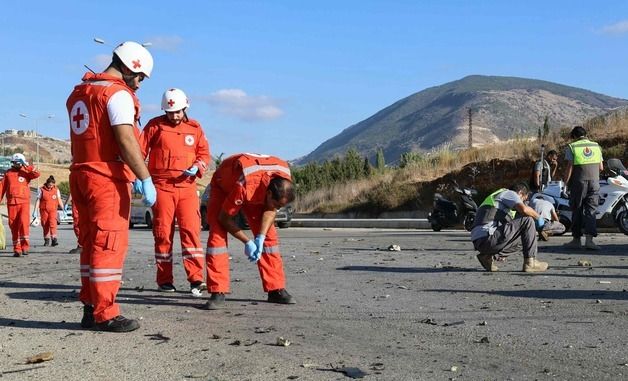 [포토] 이스라엘 드론공격 희생자 수색하는 레바논 구급대원들