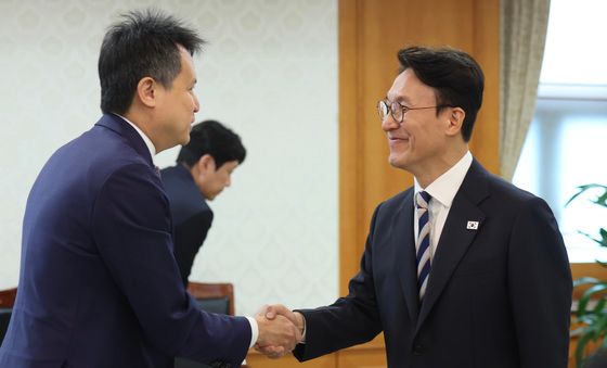 악수 나누는 김민석 국무총리·다렌 탕 WIPO 사무총장