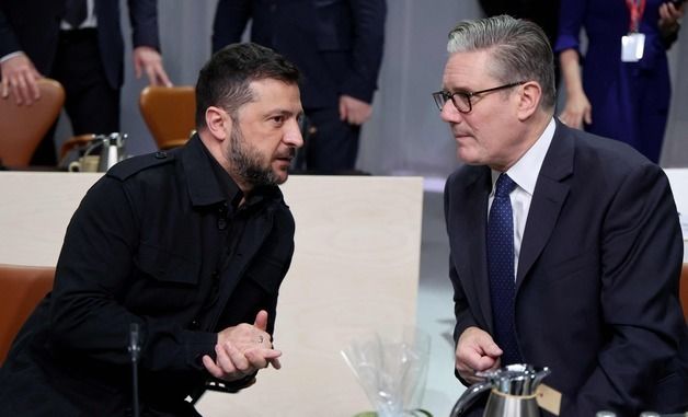 [포토] 대화하는 젤렌스키 대통령과 스타머 총리