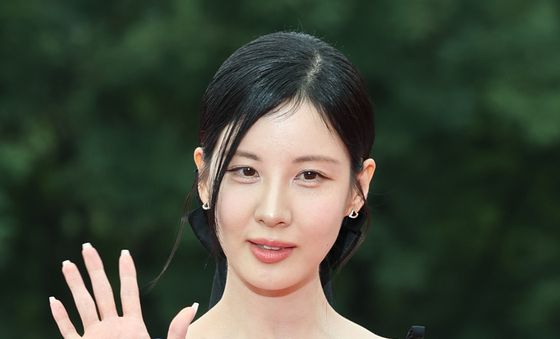 서현, 블랙의 우아함
