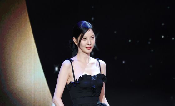 서현, 미모의 시상자