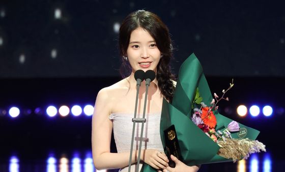 아이유, 상 받은 '폭싹 속았수다' 애순이