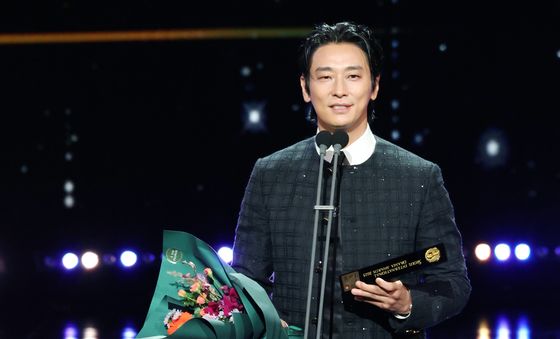 주지훈, 상 받은 백강혁