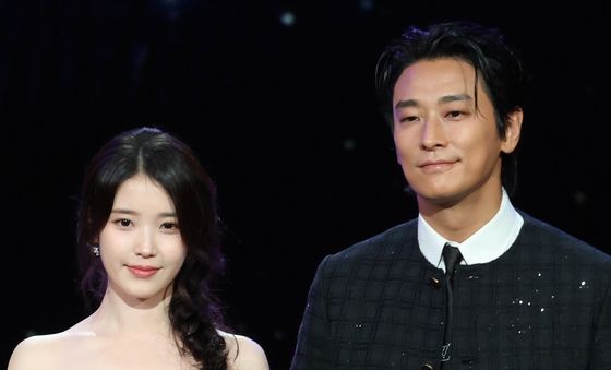 아이유·주지훈, 상 받은 애순이와 백강혁