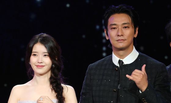 아이유·주지훈, 흐뭇한 투샷