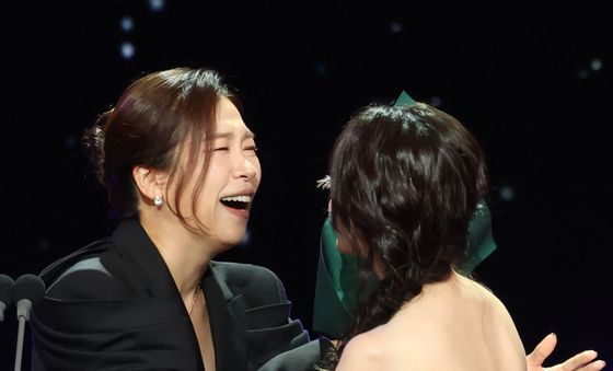 '폭싹' 염혜란·아이유, 따뜻한 만남