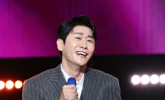 영탁, 화려한 축하공연