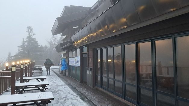 설악산 고지대에 올해 첫눈