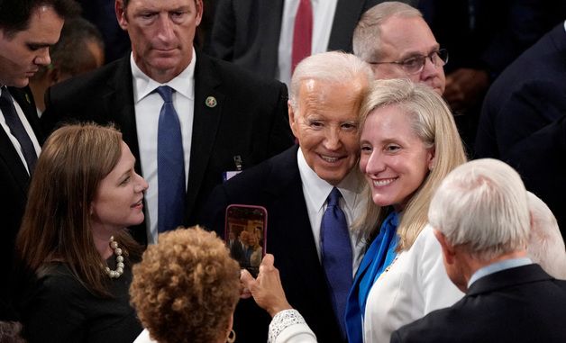 [포토] 바이든과 사진 찍는 스팬버거