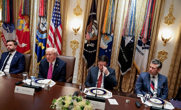 [포토] 젤렌스키와 업무 오찬 하는 트럼프