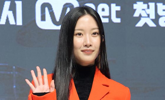 문가영, 빛나는 손 인사