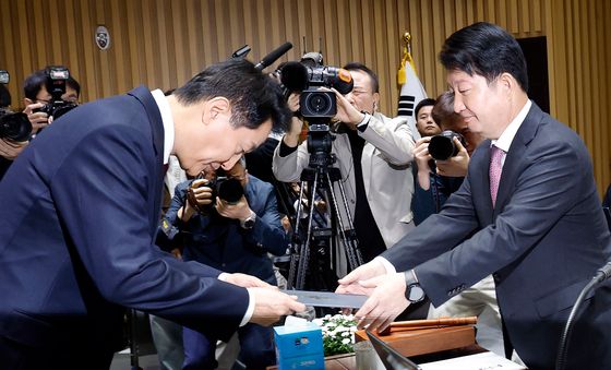 [국감] 선서문 제출하는 오세훈 시장