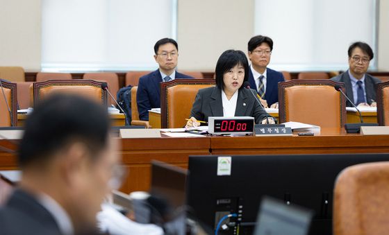 [국감]질의 답하는 홍소영 병무청장