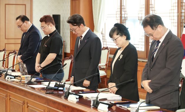 이태원 참사 추모 위원회서 묵념하는 김민석 총리