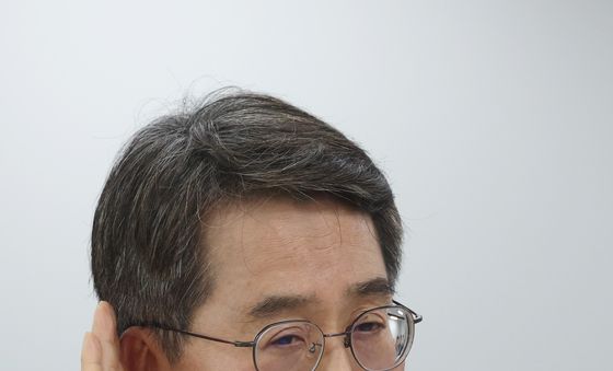 [국감] 의원 질의 경청하는 김동연 경기도지사