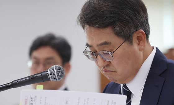 [국감] 의원 질의 경청하는 김동연 지사