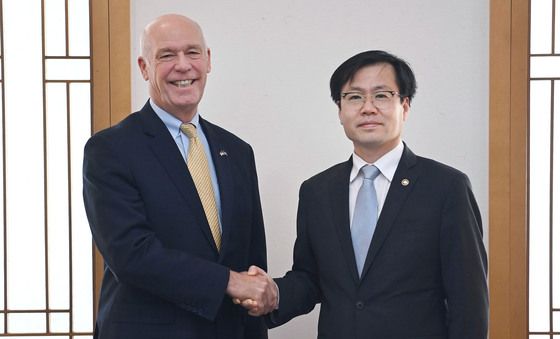 美 몬태나주 주지사와 악수하는 통상교섭본부장