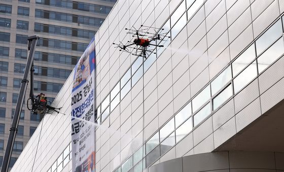 화재 진압하는 소방드론