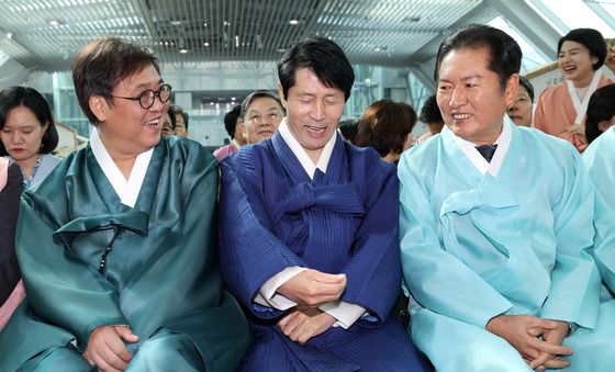 정청래 대표, 이학영 국회 부의장과 대화하는 최휘영 장관