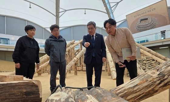 APEC 대비 '경주 쪽샘 44호분' 축조실험 현장 점검