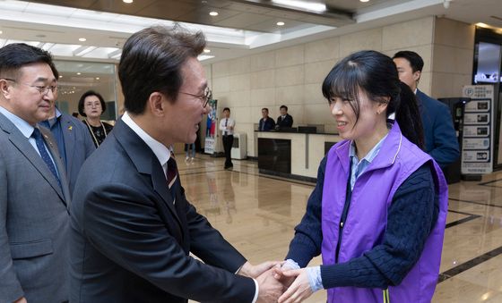 이태원 참사 유가족과 악수 나누는 김민석 총리