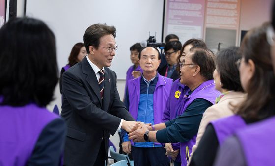 이태원 참사 유가족 손 잡은 김민석 국무총리