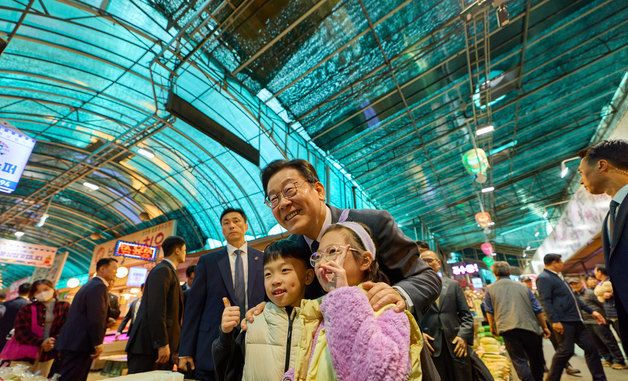 어린이들과 기념촬영 하는 이재명 대통령