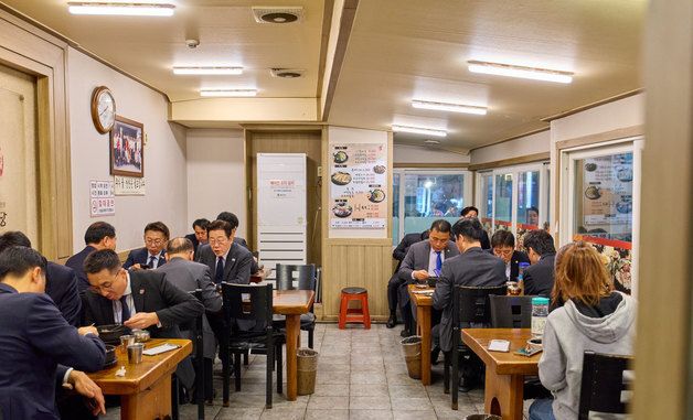 식사 하는 이재명 대통령