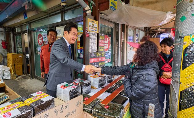 일산시장 찾은 이재명 대통령