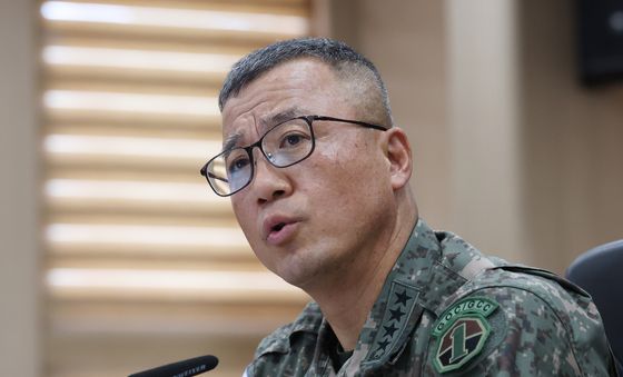 [국감] 의원 질의 답하는 주성운 지작사령관