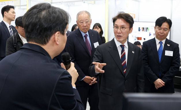 채용박람회 부스 둘러보며 대화하는 김민석 총리