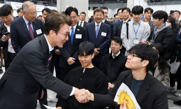 구직자에게 응원 메시지 전달하는 김민석 총리