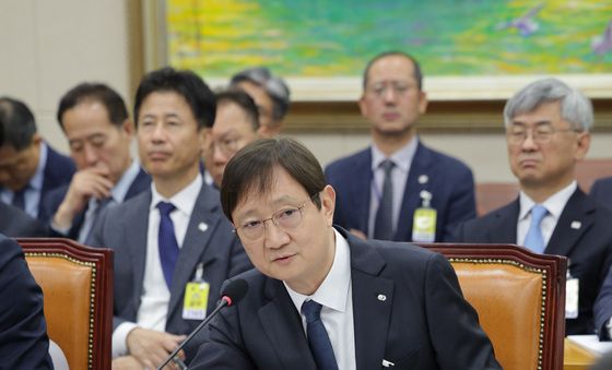 [국감]정무위 국감 답변하는 이찬진