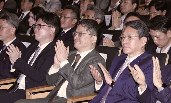 용석우·조주완 사장과 나란히 앉은 문신학 차관