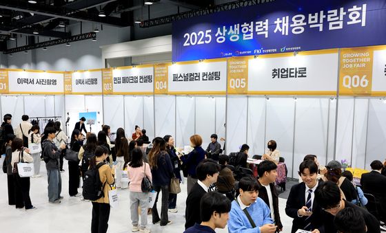 다양한 행사부스 둘러보는 구직자들