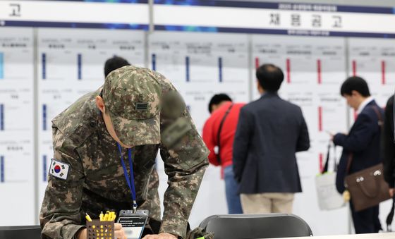 이력서 작성하는 군인
