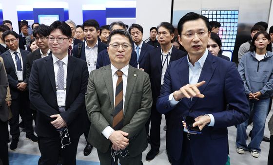 부스 둘러보는 문신학 산업부 차관